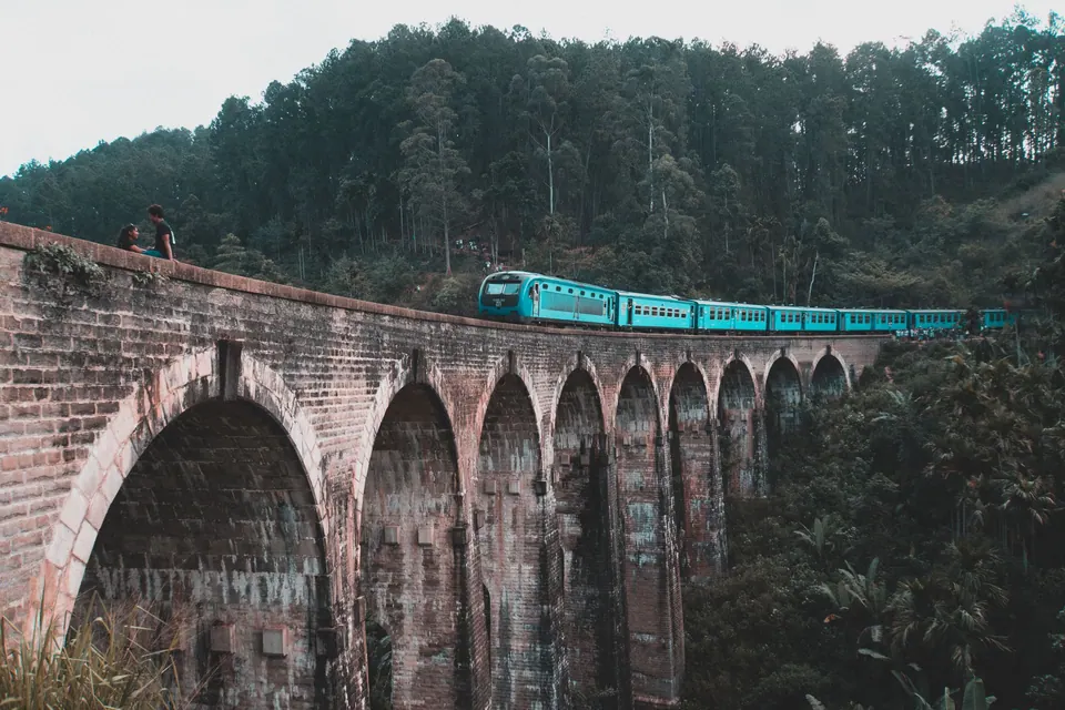 Blue train crossing the Nine Arches Bridge in Ella