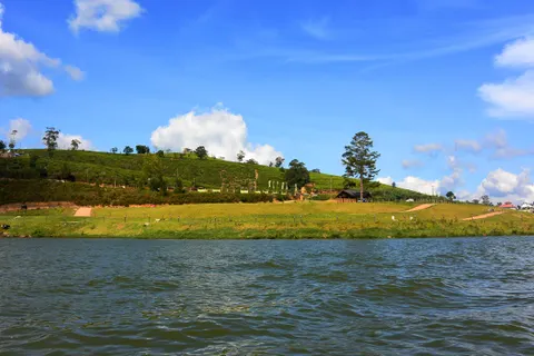 Lake Gregory and its green shoreline in Nuwara Eliya