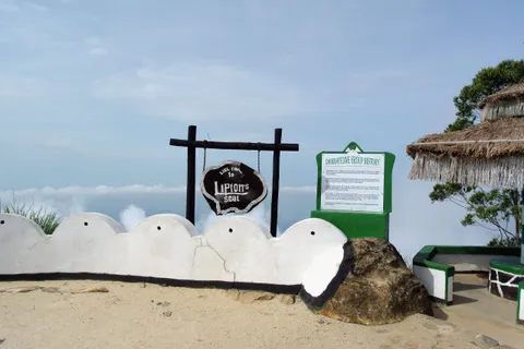 The lookout at Lipton's Seat above the Dambatenne tea estate